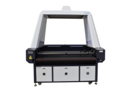 在皮革切割機(jī)廠家采購(gòu)時(shí)要考慮哪幾個(gè)方面？